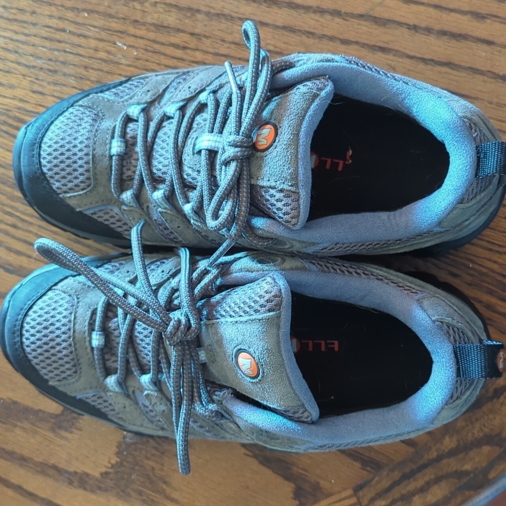 Excellent condition, Merrill WATERPROOF hiking shoes, worn twice. Women's 7